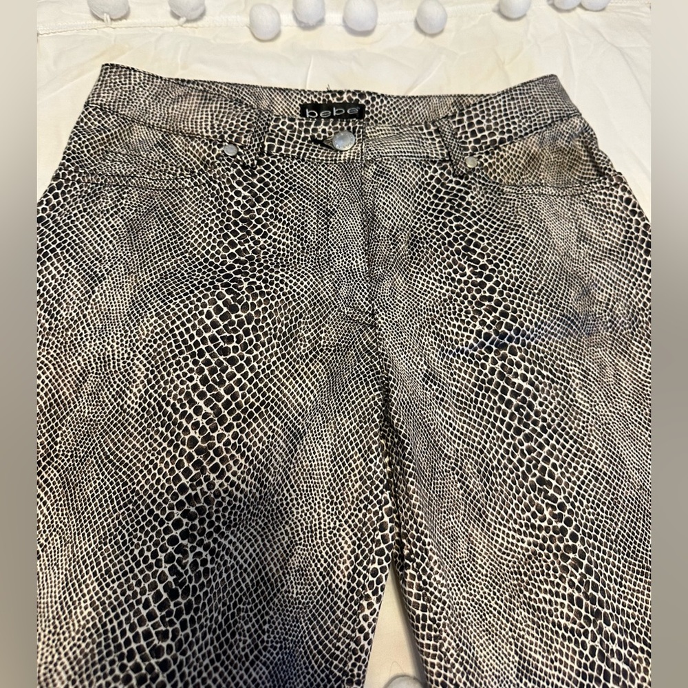 bebe black & white snakeskin print pants.. size 6